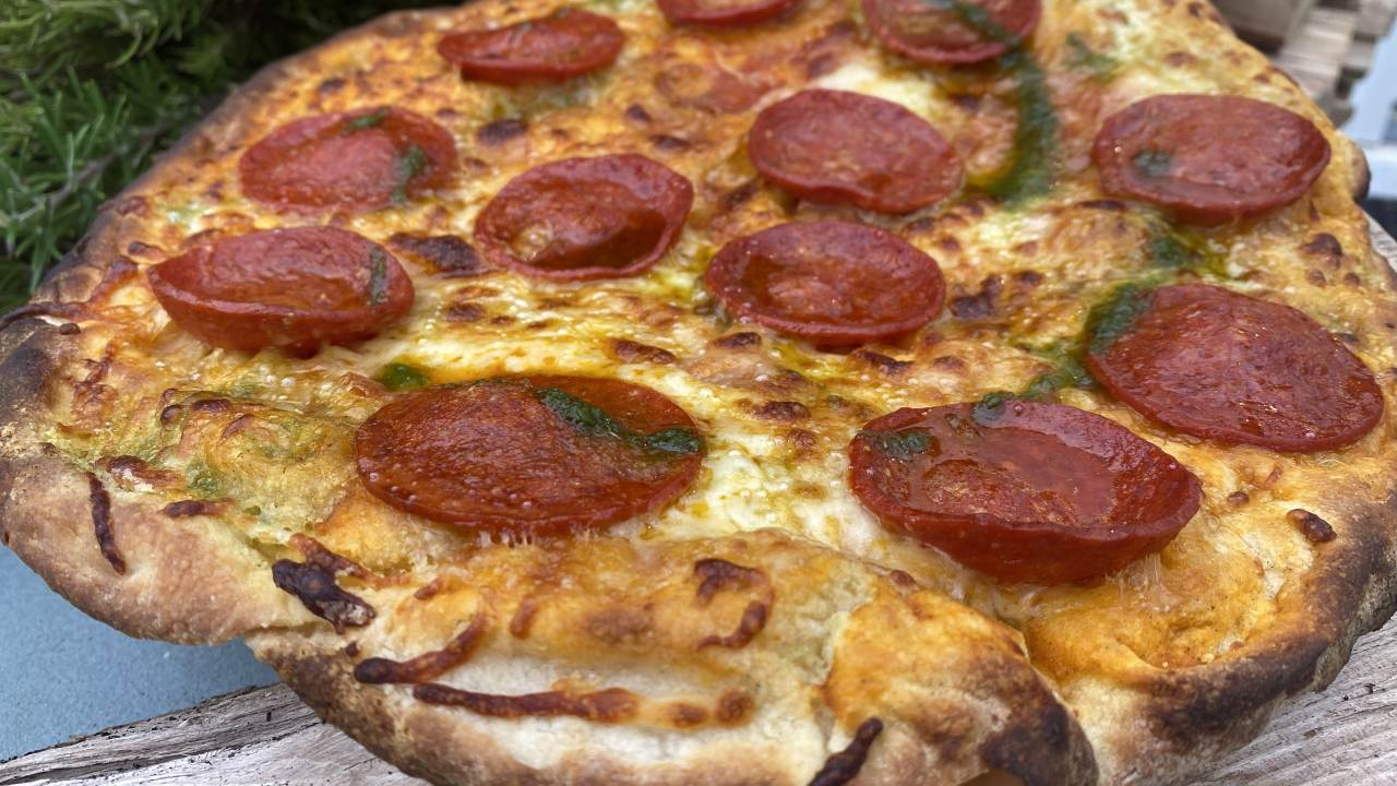 Fredagstakeaway med pizza pepperoni er bare lidt lettere og meget lækrere mad ud af huset