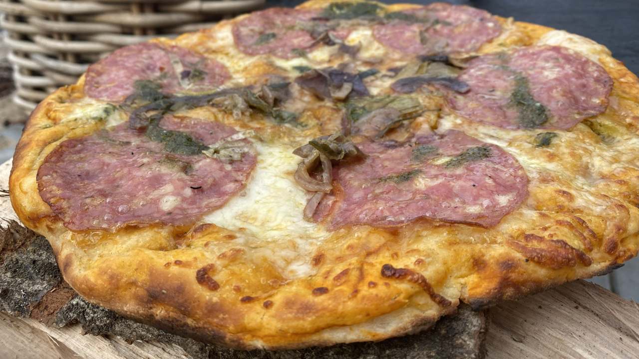 Fredagstakeaway med Pizza salami. Lidt lettere og meget lækrere fredagstakeaway
