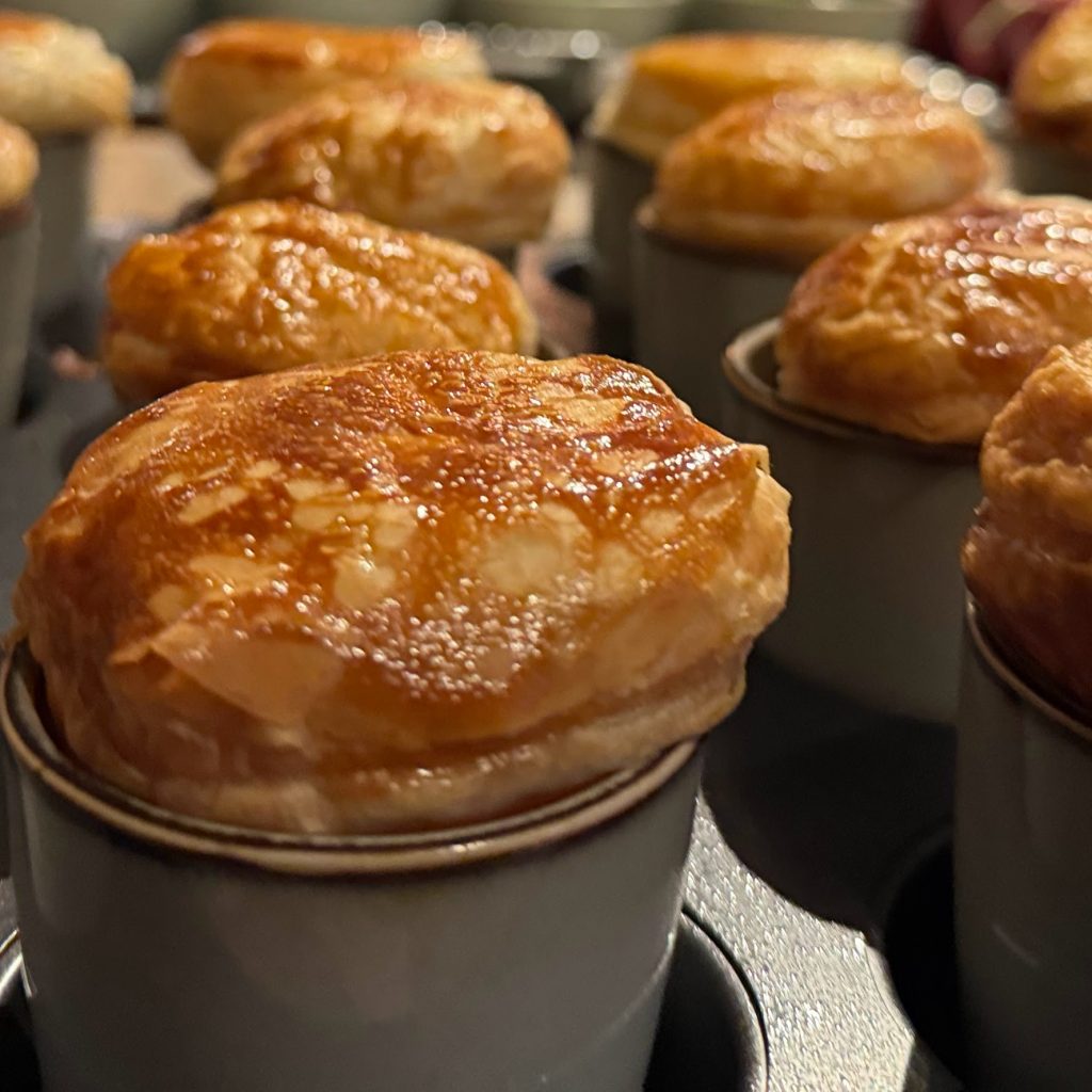 Fransk løgsuppe i en kop med butterdejslåg